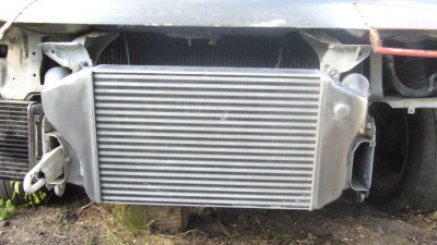 P1000802.jpg (115.38 KiB) Zobrazeno 9516 x Velký chladič, ručne leštěny, ješte na něm dělám. Japonský, žádná čína. Průmer vstupu a výstupu 55mm. K tomu upravené držáky. 6000